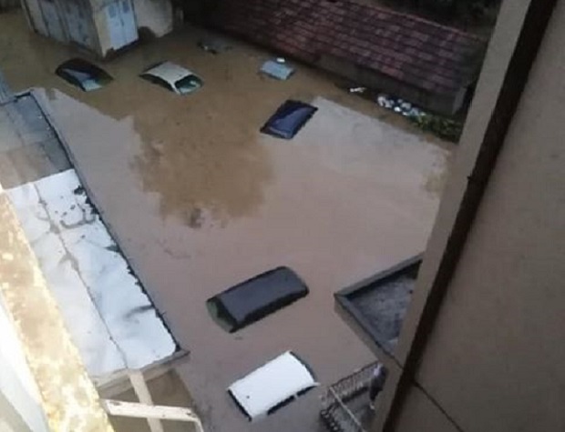 Аутомобили пливају у води: Слика на којој се види колико је драматична ситуација у Косјерићу (ФОТО)